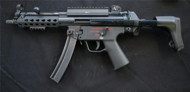 Das Bild zeigt eine  Maschinenpistole MP5 von Heckler und Koch. So eine Waffe vermisst die Polizei in Celle seit etwa März 2019. Der Fall wurde erst jetzt bekannt gemacht. 