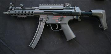 Das Bild zeigt eine  Maschinenpistole MP5 von Heckler und Koch. So eine Waffe vermisst die Polizei in Celle seit etwa März 2019. Der Fall wurde erst jetzt bekannt gemacht. 