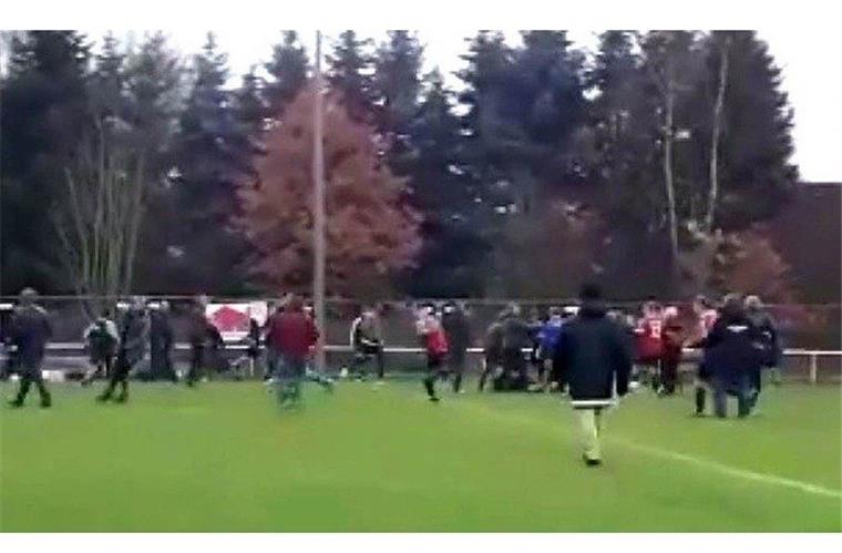 Spieler und Zuschauer prügeln sich in der Kreisklasse Stade Das Bild zeigt eine Szene aus dem Video in den sozialen Netzwerken.