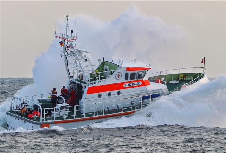 Bremerhaven: Seenotretter bringen Matrosen von Bord Das Bild zeigt einen Seenotrettungskreuzer.