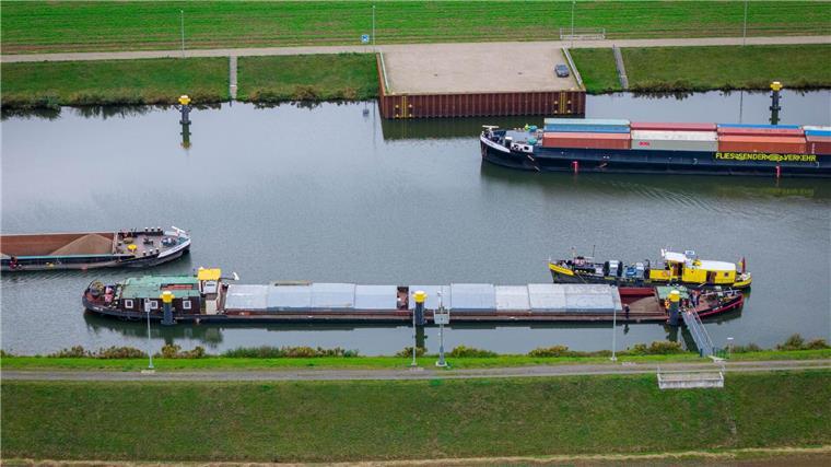 Binnenschiff drohte zu sinken – Öl lief in die Weser Das Binnenschiff drohte zeitweise zu sinken.
