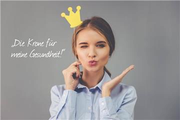 Junge Frau mit Krone freut sich über niedrigere Krnakenkassen-Beitraege der BKK Melitta Plus.