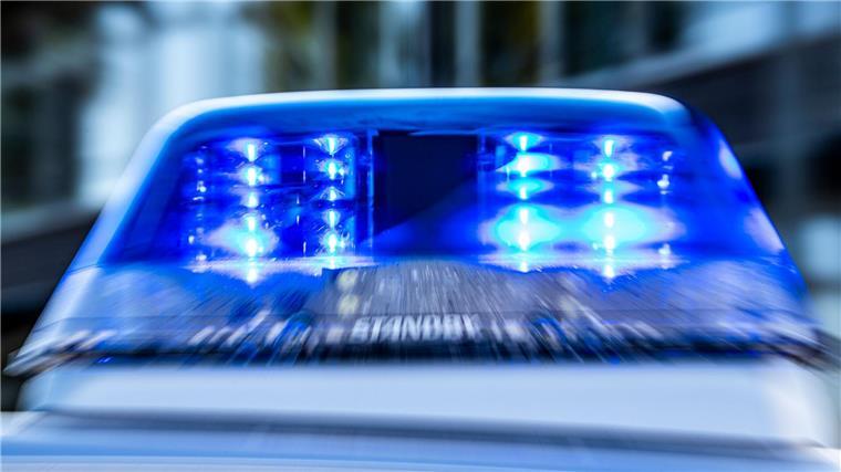 Haftbefehl gegen mutmaßlichen Kokain-Dealer Das Blaulicht an einem Polizeiwagen ist eingeschaltet.