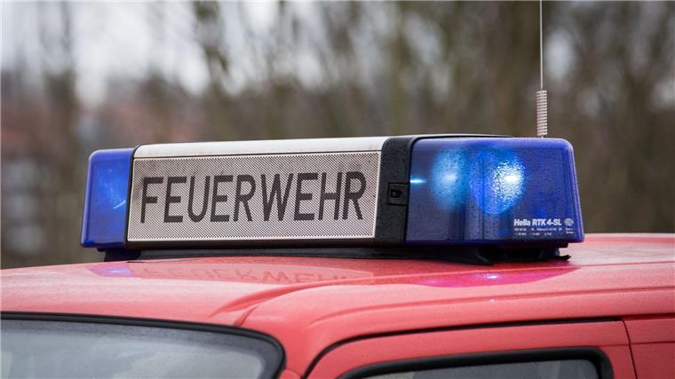 Mann stirbt an Verbrennungen nach Feuer in Trocknungswerk Das Blaulicht eines Feuerwehrautos leuchtet an einem Einsatzort.