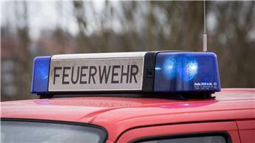 Das Blaulicht eines Feuerwehrautos leuchtet an einem Einsatzort.