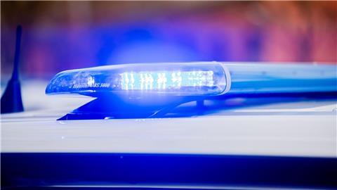 Das Blaulicht eines Polizeifahrzeuges leuchtet.