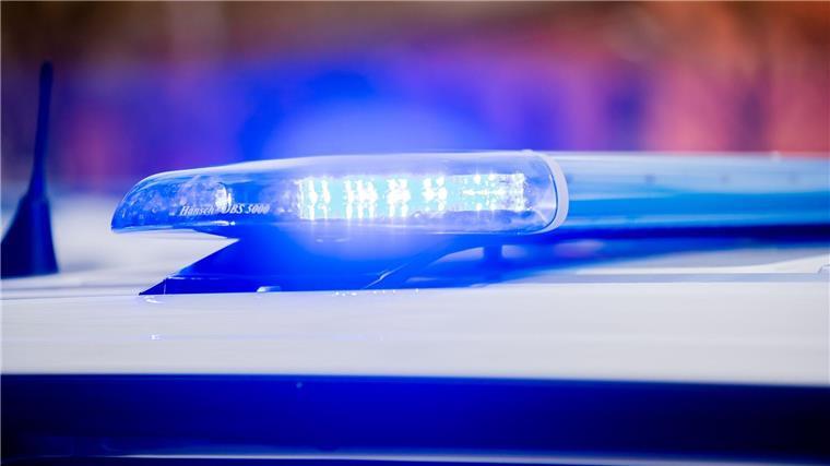Flugschülerin stürzt mit Sportflugzeug in Lüneburg ab Das Blaulicht eines Polizeifahrzeuges leuchtet.