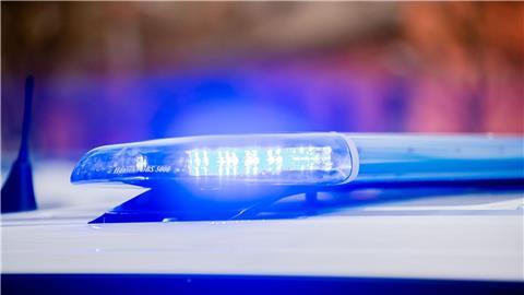 Das Blaulicht eines Polizeifahrzeuges leuchtet.