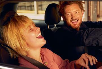 Zwei Personen im Auto lachen