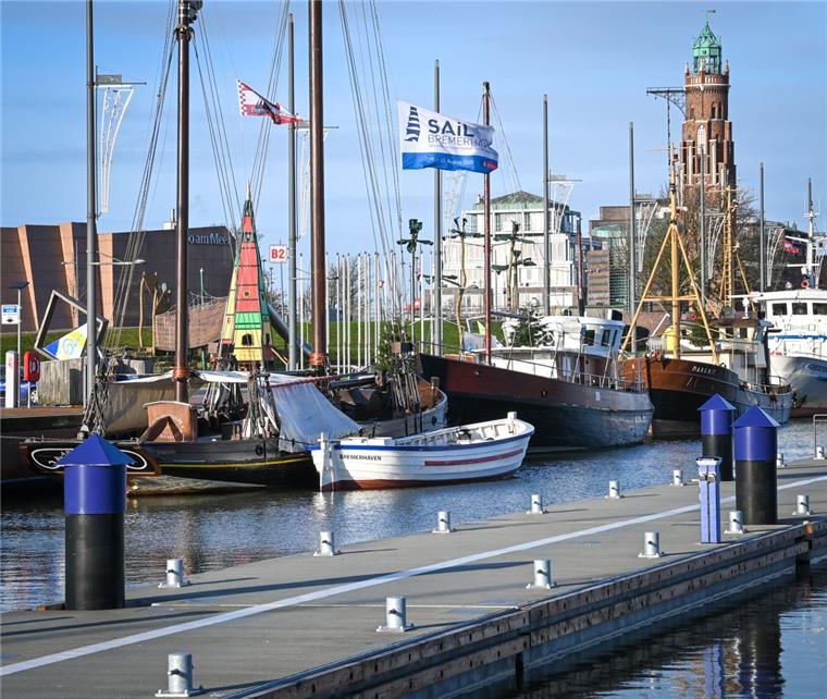Ein Börteboot liegt im Neuen Hafen von Bremerhaven.