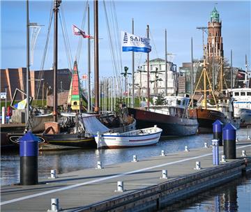 Ein Börteboot liegt im Neuen Hafen von Bremerhaven.