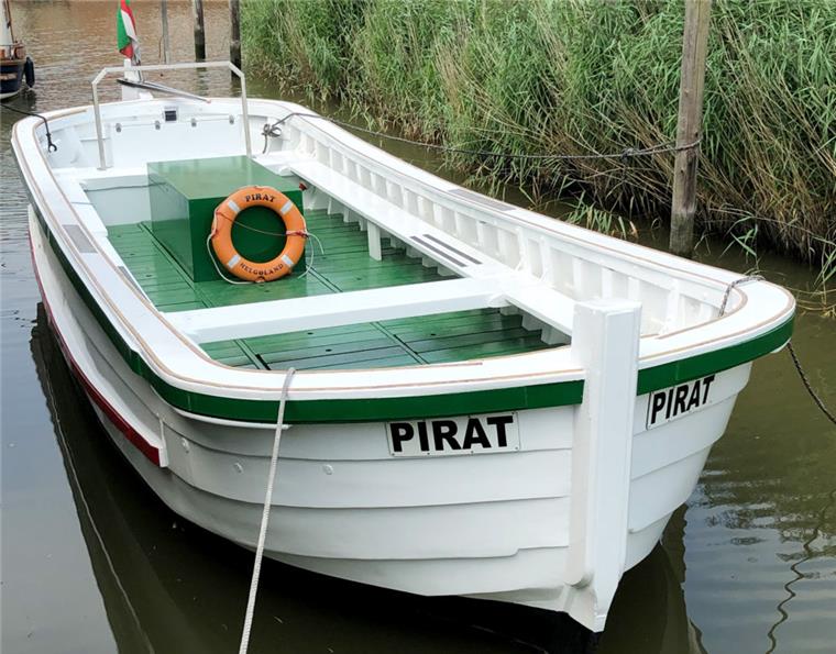 Das Börteboot «Pirat» mit neuem Elektroantrieb liegt neben der Bootswerft Hatecke in Freiburg an der Elbe. Der 1962 gebaute "Pirat" wurde nach Angaben der Gemeinde Helgoland in der Werft für rund 80 000 Euro umgerüstet und saniert. Statt des alten Dieselmotors hat das Boot nun einen Elektromotor mit Lithium-Ionen-Batterien.
