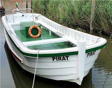 Das Börteboot «Pirat» mit neuem Elektroantrieb liegt neben der Bootswerft Hatecke in Freiburg an der Elbe. Der 1962 gebaute "Pirat" wurde nach Angaben der Gemeinde Helgoland in der Werft für rund 80 000 Euro umgerüstet und saniert. Statt des alten Dieselmotors hat das Boot nun einen Elektromotor mit Lithium-Ionen-Batterien.