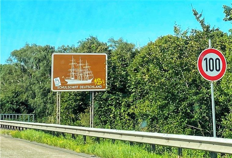 Langes Warten auf den Schilderumzug Das braune Hinweisschild mit der Silhouette der „Schulschiff Deutschland“ steht auch vier Monate nach dem Umzug des Dreimasters von Vegesack nach Bremerhaven noch an der A 27 in Höhe der Lesumbrücke in Bremen-Nord.