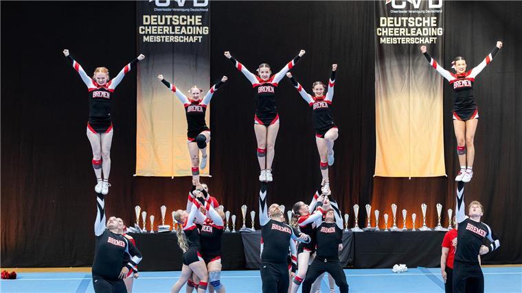 Cheerleading-WM in Japan: Bremerhavener Duo im „Team Germany“ Ein Cheerleading-Team perfomrt einen Stunt.