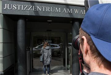 Ein Fotograf fotografiert den Haupteingang des Justizzentrums in Bremen.