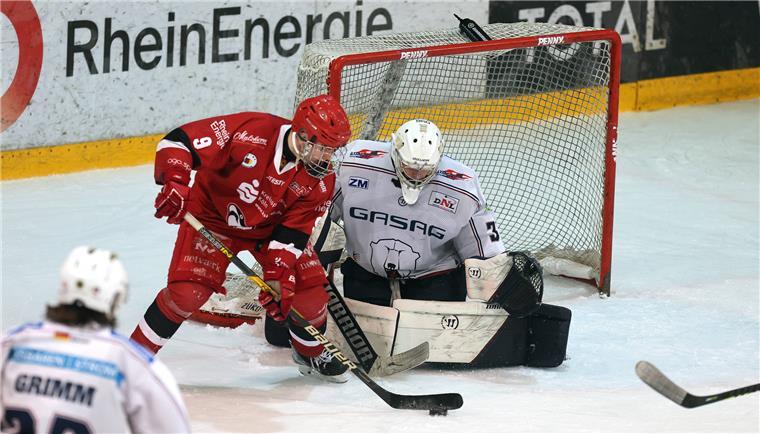 Pinguins-Eigengewächs ist auf dem Sprung in die DEL Eishockeyspieler in Aktion