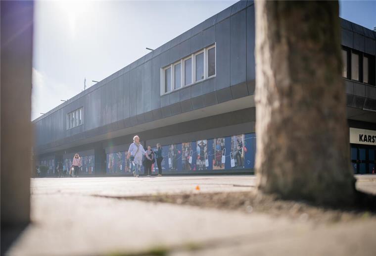 Das Bremerhavener Karstadt-Gebäude wird derzeit abgerissen. Wie es auf dem Gelände weitergeht, ist ein Thema beim Bürger-Dialog.