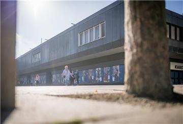 Das Bremerhavener Karstadt-Gebäude wird derzeit abgerissen. Wie es auf dem Gelände weitergeht, ist ein Thema beim Bürger-Dialog.