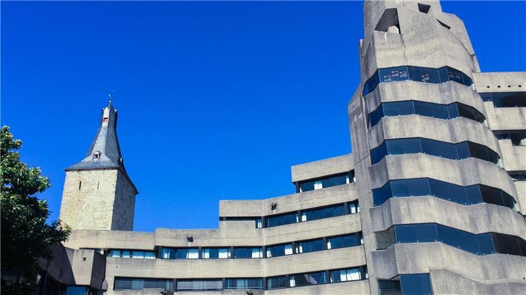 Brutalismus - die Wiederentdeckung der Betonmonster Das brutalistische Rathaus von Bensberg wurde von Architekt Böhm auf die Reste einer mittelalterlichen Burganlage gesetzt. (Archivbild)