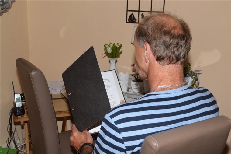 Viele Scheidungsväter müssen um Umgangsrecht kämpfen „Das Buch der Wahrheit“ nennt Matthias Berg die Sammlung von juristischer Korrespondenz anlässlich seines Umgangsrechtes mit seinen Kindern. Er hofft, dass es seinen Kindern einen anderen Blick auf die Familiengeschichte ermöglicht.