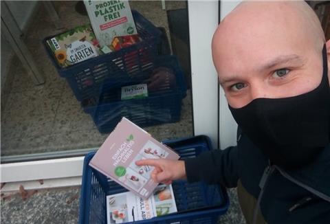 Das Bücherei-Personal um den neuen Leiter Sebastian Fahlbusch stellt die gewünschten Bücher in einem desinfizierten Körbchen bereit.