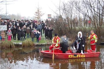 Das Bügeleisen zischt und dampft in den Fluten der Aue in Hagen. "De Aue geiht" stellte Eiswettschneider Christian Schwertfeger fest. Bestätigt wurde das Ergebnis der Eisprüfung von Notarius publicus Achim Thaler (rechts) und Damenreferentin Ilka Priebe (links).