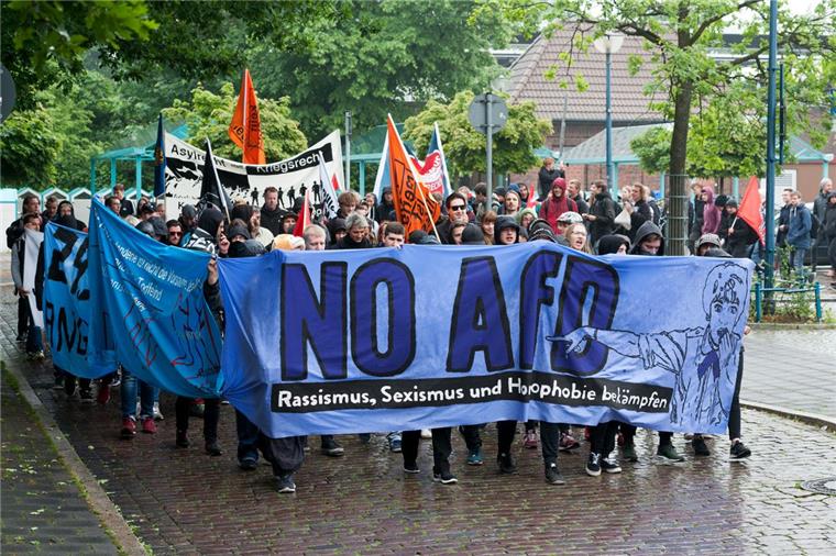 Das Bündnis Jugend gegen Rassismus demonstriert gegen den AfD-Landesparteitag in Bremerhaven.