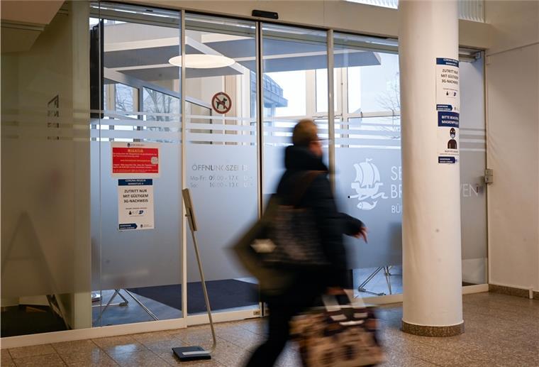 Eingangsbereich: Das Bürgerbüro Mitte im ehemaligen Geestbankhaus.