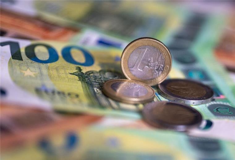 Münzen und Geldscheine liegen auf einem Tisch. Das Bürgergeld ist Millionen Haushalten monatlich eine finanzielle Unterstützung. Doch je nach Wohnort variiert der Zuschuss ernorm.