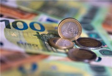 Münzen und Geldscheine liegen auf einem Tisch. Das Bürgergeld ist Millionen Haushalten monatlich eine finanzielle Unterstützung. Doch je nach Wohnort variiert der Zuschuss ernorm.