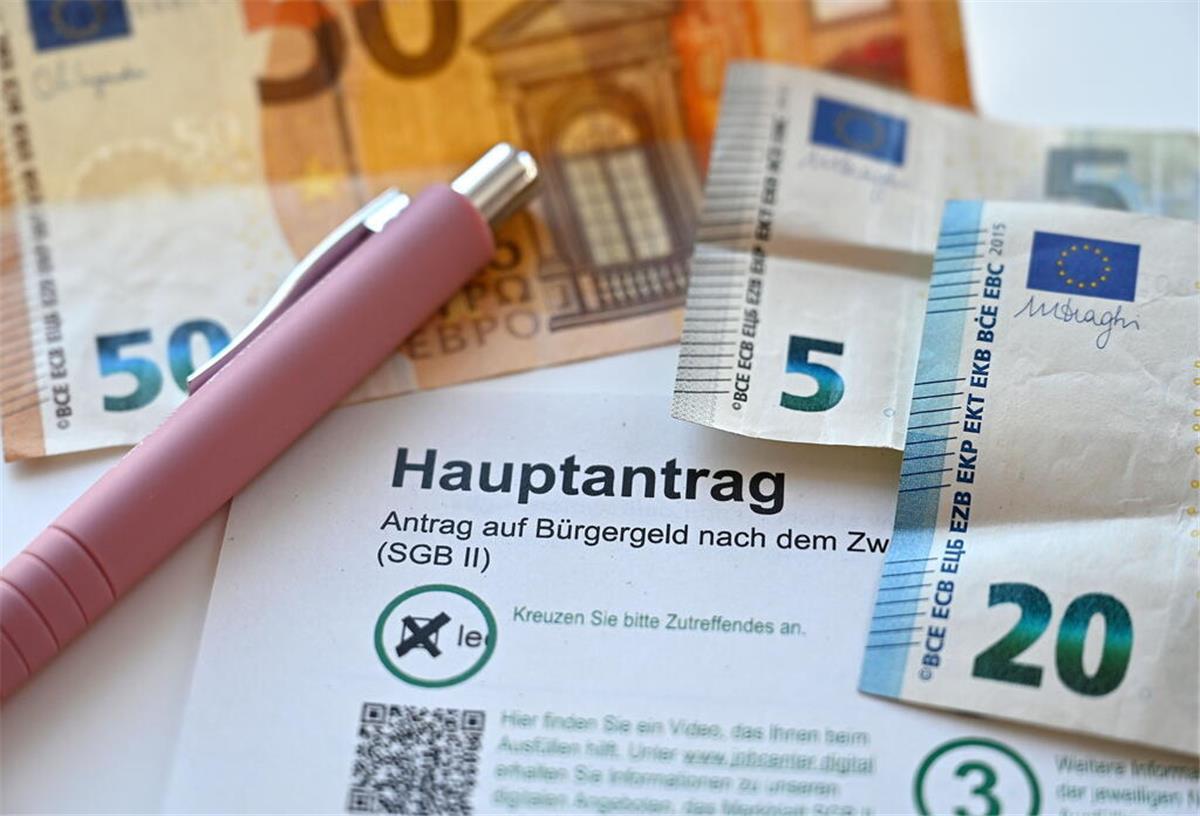 Reform tritt im Januar 2026 in Kraft! Jetzt drohen deutlich härtere Sanktionen Auf einem Tisch liegt ein Antrag auf Bürgergeld. Im Januar 2026 ersetzt die Grundsicherung das Bürgergeld.