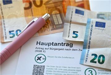Auf einem Tisch liegt ein Antrag auf Bürgergeld. Im Januar 2026 ersetzt die Grundsicherung das Bürgergeld.