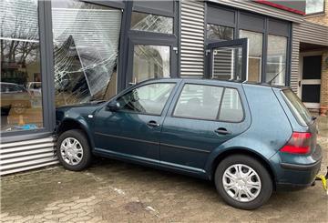 Das Büro der Werkstatt wurde von dem Auto getroffen.