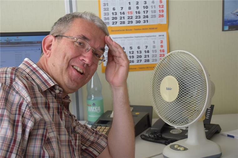 Im Nordenhamer Rathausturm wird ordentlich geschwitzt Das Büro von Personalsachbearbeiter Heiko Böschen überschreitet schon am Vormittag die 30-Grad-Grenze. "Gefühlt sind es eher 35 oder 36 Grad", sagt er.