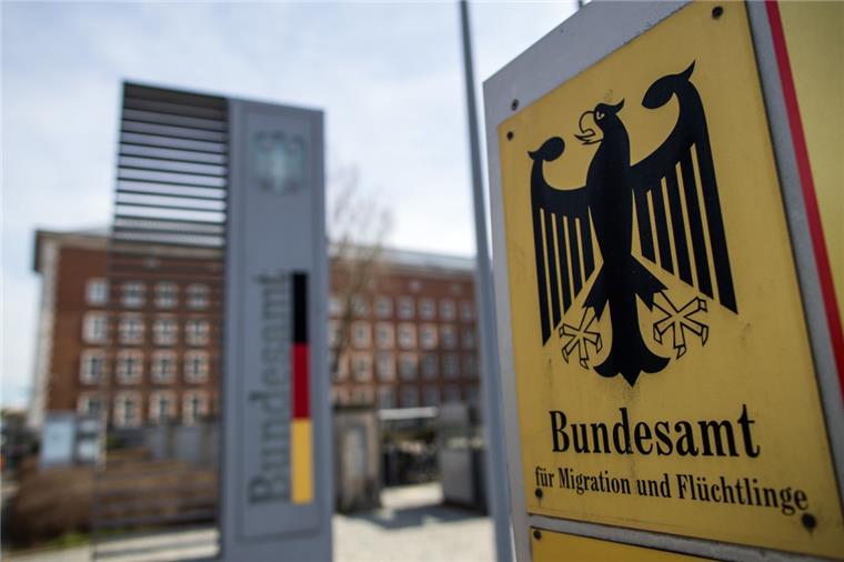 Das Bundesamt für Migration und Flüchtlinge lässt 18.000 Asylanträge überprüfen.