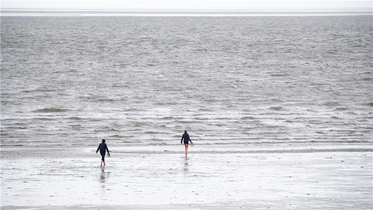 Das Bundesamt für Seeschifffahrt und Hydrographie hat für Nord- und Ostsee überdurchschnittlich hohe Temperaturen des Oberflächenwassers ermittelt.
