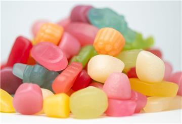 Verschiedene Fruchtgummis liegen auf einem Tisch.