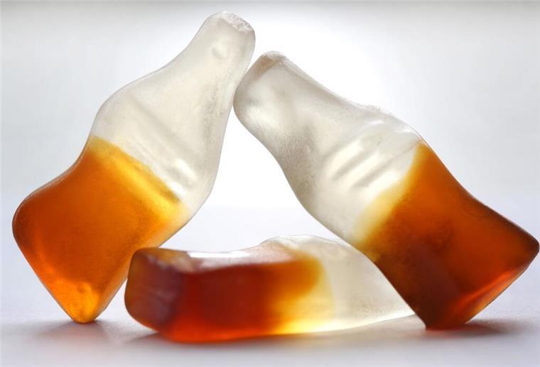 Verschiedene Fruchtgummis liegen auf einem Tisch.