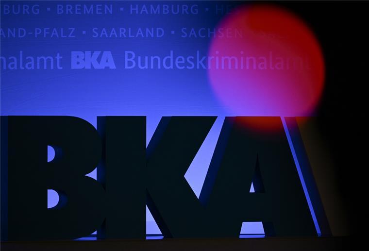 Das Rotlicht einer TV-Kamera leuchtet vor einem großen BKA-Logo.