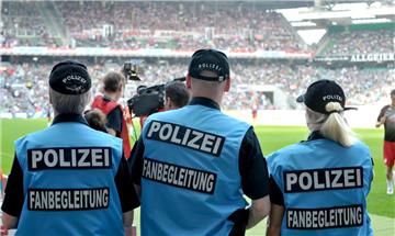 Das Bundesland Bremen will die DFL an den Polizeimehrkosten bei Hochrisiko-Spielen beteiligen. 



