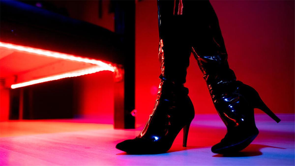 Der Weg aus der Prostitution: 48 Frauen haben den Ausstieg geschafft Frau in Lederstiefeln