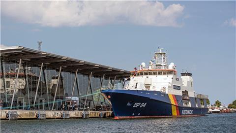 Das Bundespolizeischiff BP 84 „Neustadt“ liegt am Kreuzfahrtterminal Warnemünde.
