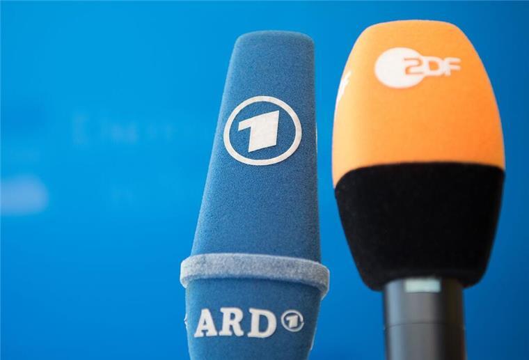 Zwei Mikrofone: von der ARD und dem ZDF.