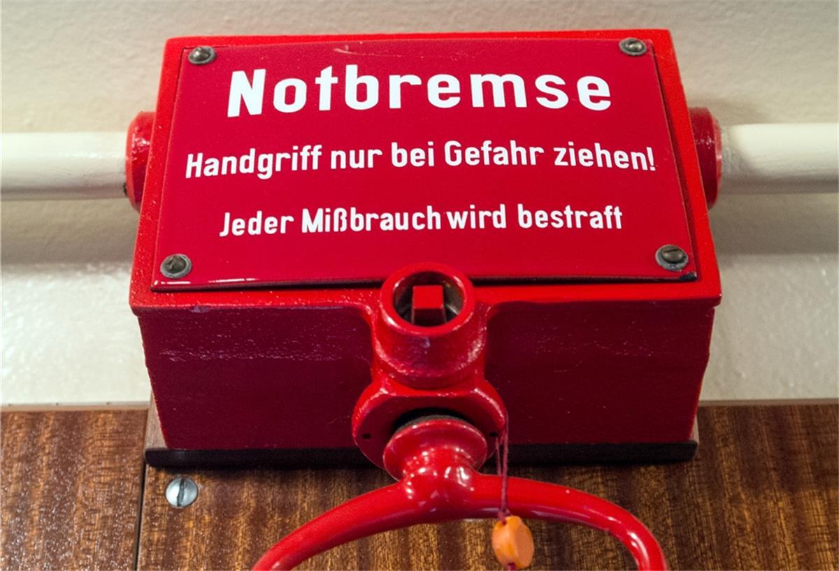Eine Notbremse in einer historischen S-Bahn.