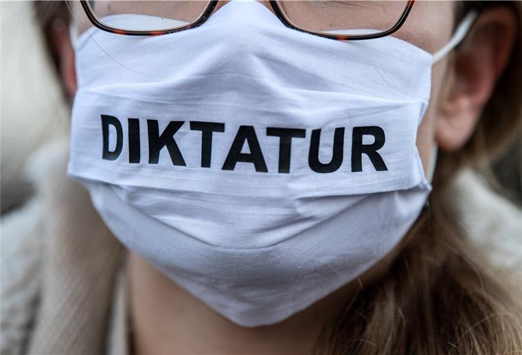 Das Bundesverfassungsgericht hatte das Verbot einer geplanten „Querdenker“-Demonstration gegen die Corona-Politik bestätigt. Einige Anhänger der Bewegung versammelten sich dennoch in der Nähe des Bremer Hauptbahnhofes. 