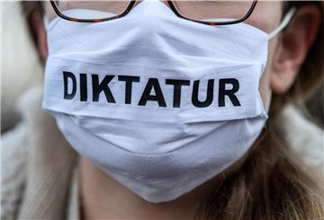 Das Bundesverfassungsgericht hatte das Verbot einer geplanten „Querdenker“-Demonstration gegen die Corona-Politik bestätigt. Einige Anhänger der Bewegung versammelten sich dennoch in der Nähe des Bremer Hauptbahnhofes. 
