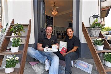Das Café Faust in der Goethestraße hat wieder geöffnet. Pia und Andreas Fehler zeigen es uns.
