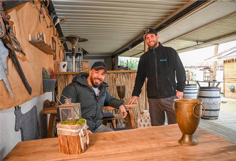 Das „Chässstübli“ erhält eine Winter-Lounge. Eliseo Di Paola (links) und Guiliano Benoni wollen sie nächste Woche eröffnen.