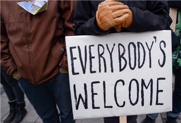 Demonstranten stehen mit einem Plakat "Everybody's welcome" am 05.12.2014 in Halle (Saale) (Sachsen-Anhalt).